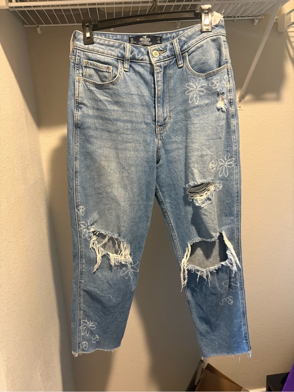 Hollister Distressed Floral ultra High-Rise mom Jeans size 5s